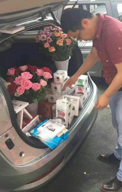 小伙提宝骏310w摆地摊,开启创业之路,家用运货两不误