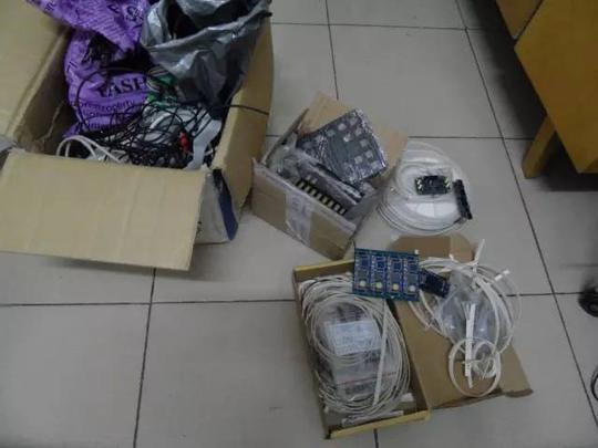 电子工程师床上该摆点啥.