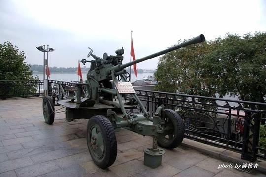 断桥桥头上当年志愿军在朝鲜战争中使用过的武器.