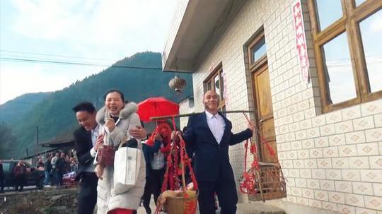 贵州大山里农村小伙娶媳妇,接亲车队来村里,大哥抱着伴娘好搞笑