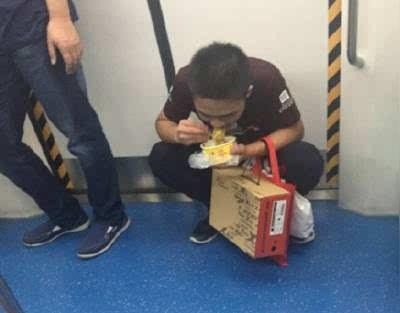 男子地铁上脱裤子尿一地地铁还有哪些雷人事儿?