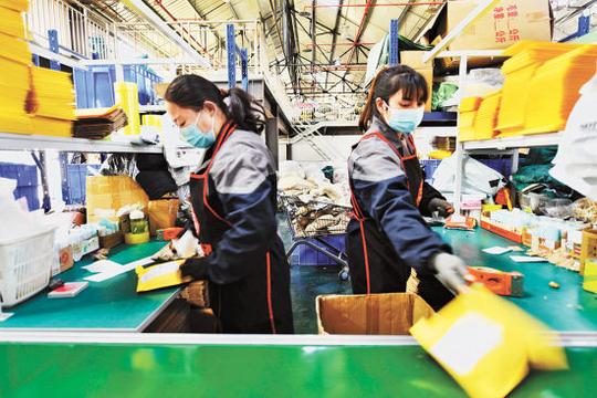 11月10日，酉阳自治县电商产业园，员工正在备货。特约摄影陈碧生/视觉重庆
