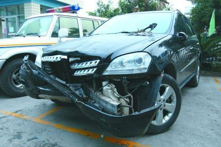 2010年11月17日晚7点多,戴某驾一辆奔驰越野车,在忠县滨江路发生车祸