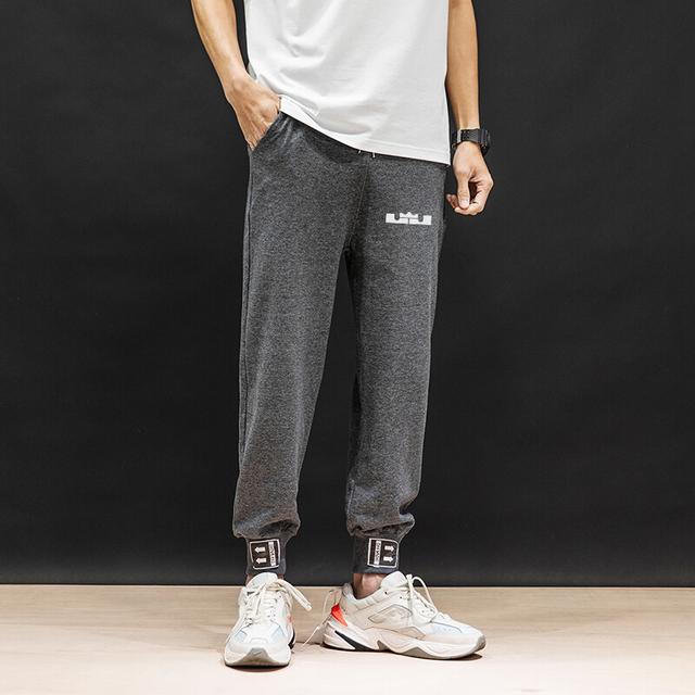 篮球袜怎么套在裤脚上直筒