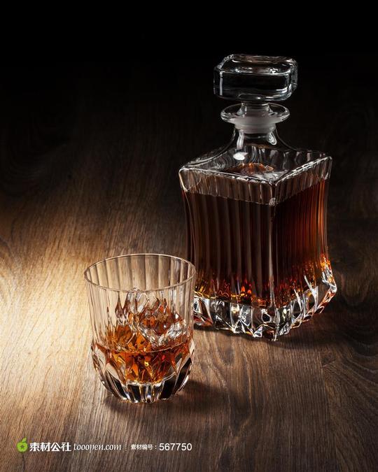木板上的冰镇威士忌酒和高档玻璃酒具酒瓶-素材公社