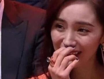 杨幂表情包苦笑