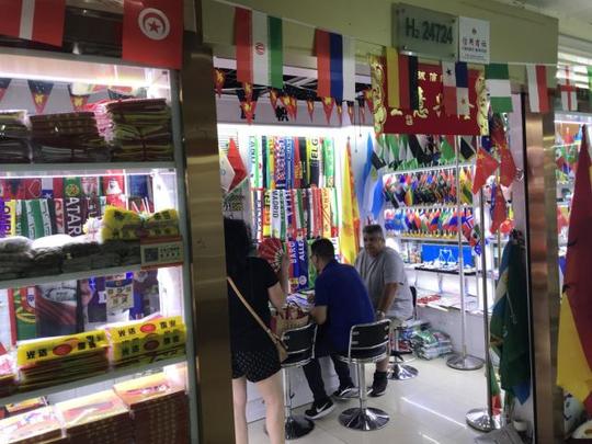 (世界杯给义乌制造业带来的生意,在义乌国际商贸城里,国外客户正在