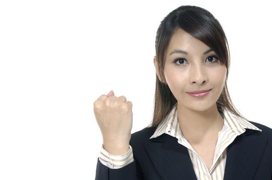 加油,努力,握紧拳头,手势;黑色的职业装定做服装搭配;济南代办注册