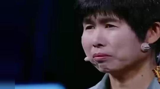 撒贝宁直播连线董卿打开这场面太感动了,董卿,评委及全场都流泪!