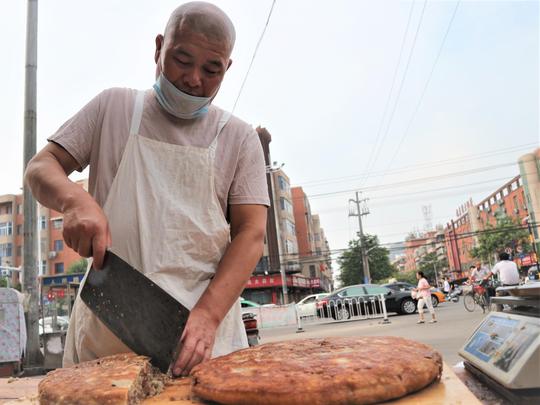 农村夫妻做牛肉馍生意，每天收入2000元，堪称舌尖上的美食！