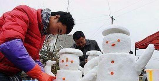 商机无处不在，成都一市民脑洞大开街头卖雪，20元一桶生意火爆