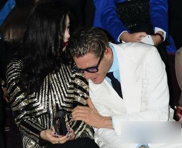 朱珠国外留学派对抽烟表情照片