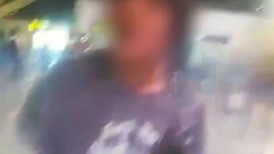 视频-机场安检插队被警察制止，女子叫嚣:让你上抖音!