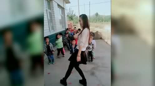 幼儿园美女老师螃蟹舞