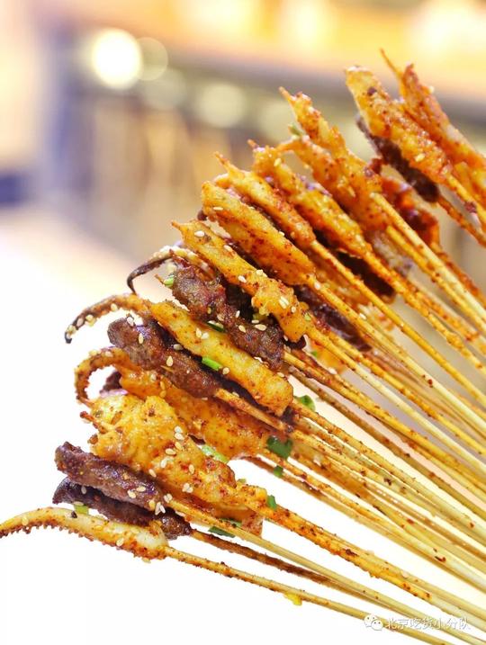 美食正文店里主打乐山油炸串串,为了找到正宗的炸串,老板半年跑了1