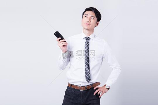 使用手机微信的商务男士人像