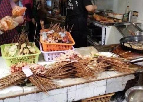 四川乐山排名第一的油炸串串店，日卖几万串，占了一条街9成生意