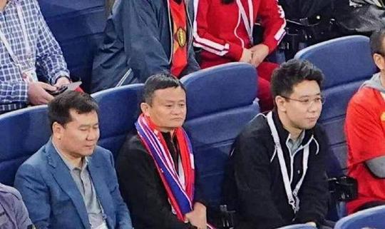 父母早死他靠哥哥养大,靠10万创业赚千亿,如今陪马云去看世界杯
