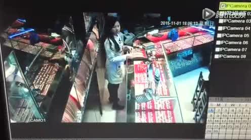 贵阳珠宝店一男子试戴项链,转身就跑