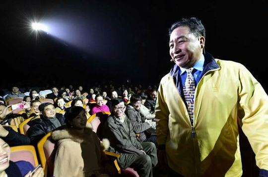 姜昆与现场观众互动表演