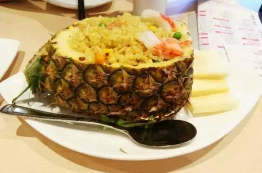 「鸡丁菠萝饭title」菠萝去皮切小块,用淡盐水浸一会儿去除涩味