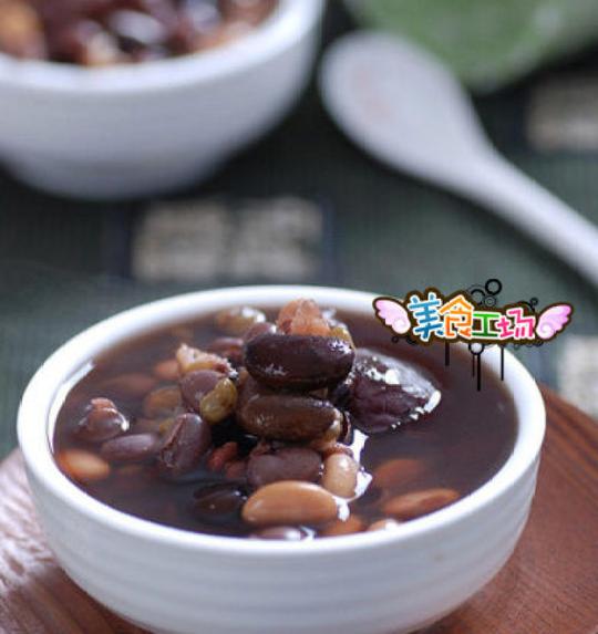 【五豆养颜粥】做法:1,等量黄豆,绿豆,黑豆,红豆,花生,薏米,入水浸泡