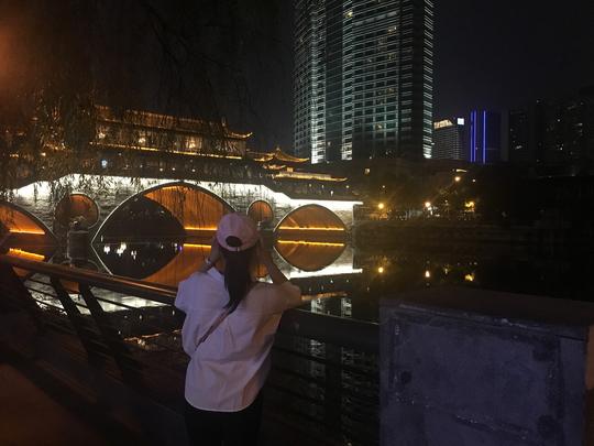 我们就转移阵地,到九眼桥看霓虹闪烁,于河畔的酒吧一条街散散.