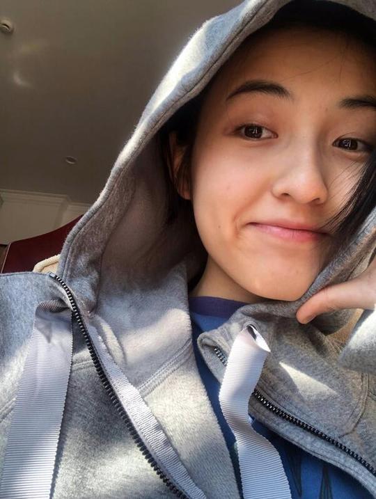 张子枫工作室更新妹妹素颜自拍照,子枫眼泪汪汪的样子