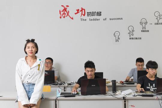 高考自降200分!创二代为拯救家族生意放弃本科去义乌学开淘宝店