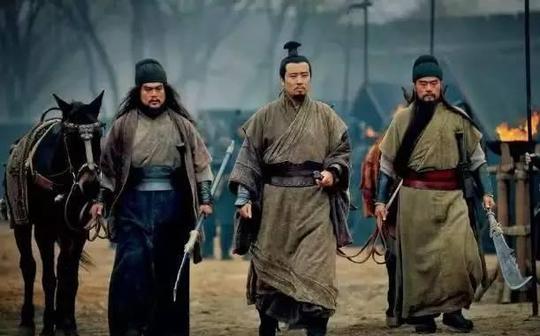 他出身草根且宅心仁厚，和关羽张飞义结金兰，得孔明后终成霸业
