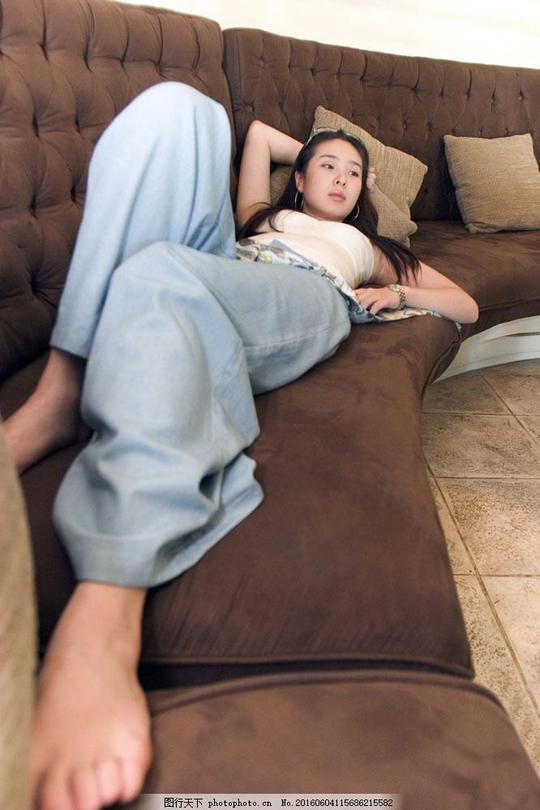 躺在沙发上看电视的美女躺在沙发上看电视的美女图片素材女性休闲