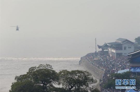 10月7日,人们在浙江海宁市盐官镇观看钱塘江"一线潮".