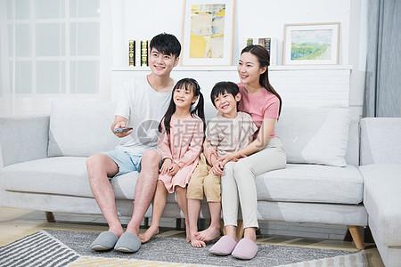 一家人坐在沙发上看电视图片下载