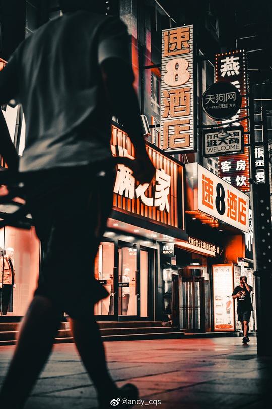 小吃街的光影霓虹推荐摄影师:@andy_cqs​