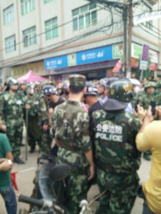 吴川武警部队～特警～警察全部到位!可以拍部战争记录