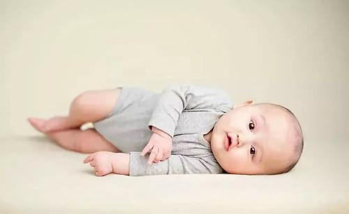 新生儿经常打嗝的原因分析