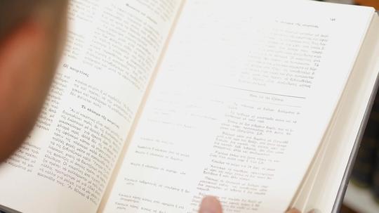 4k人物翻书看书图书馆_3840x2160_高清视频素材下载