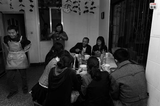 2010年3月30日,一位熟人为米线店拉来顾客,做到一笔生意的石渊德面露