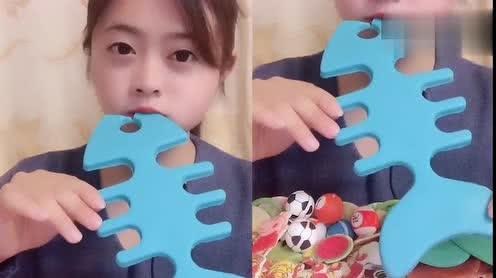 小可爱美女直播吃彩色大鱼骨头一口下去超过瘾是我向往的生活