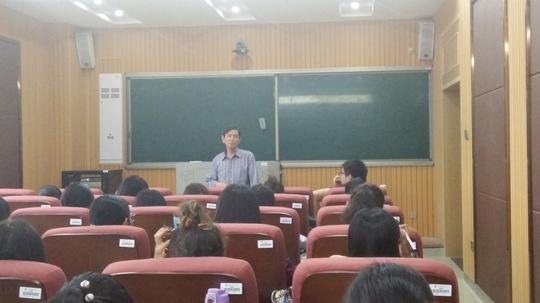 10月16日14:30,"人生哲学与大学生活"交流会在人文楼实训室举办.