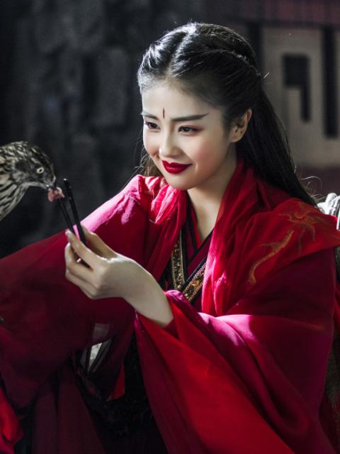 同样从网红转型演员，她火了，她粉丝超2700万，而她却被遗忘
