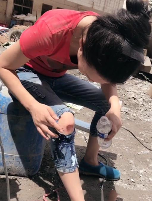 直击90后女孩为替男友还债，不惜工地搬砖扛水泥，日赚200!