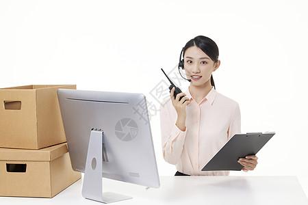 女客服使用对讲机沟通工作图片下载