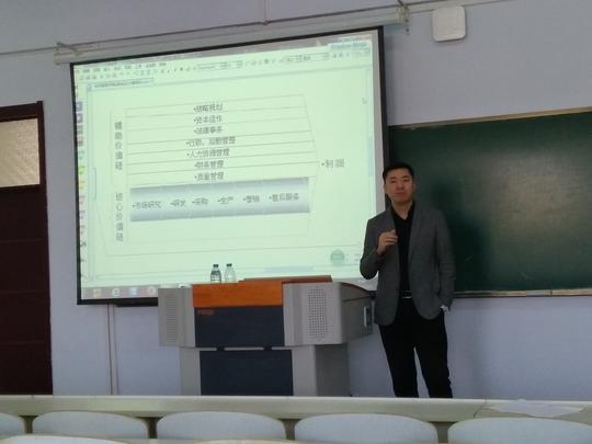 培训内容涵盖创新创业大赛规则解析及评审重点;大赛项目来源与选题