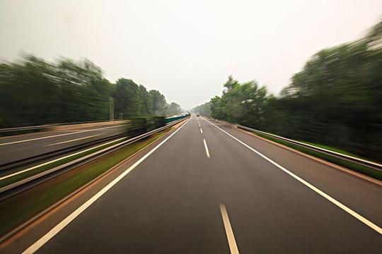 公路上急速飞驰_图片大全—全景创意图库（quanjing.com）中国领先的正版图片视频素材网站