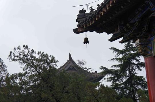 屋檐下的风铃,传递着几许悠悠的声响.