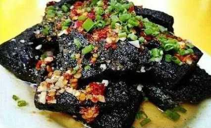 湖南长沙的臭豆腐让许多的外地游客垂涎欲滴
