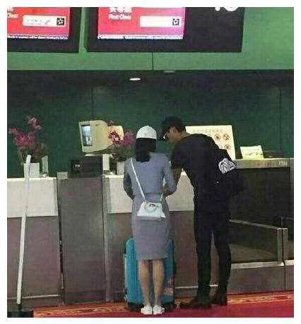 魏晨水下求婚成功，两人相恋十年曾共同创业，女友俏皮可爱