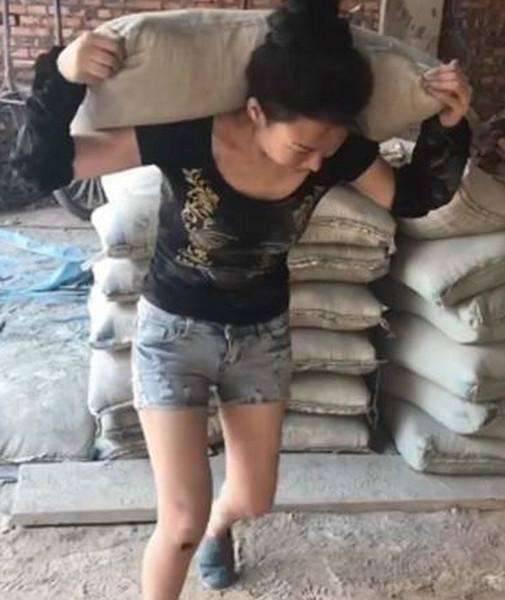 90后美女工地搬砖抗水泥,每天赚200元,只为帮家里还债!