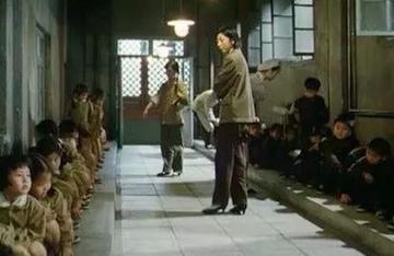  搞笑女孩拉屎大便动态表情包